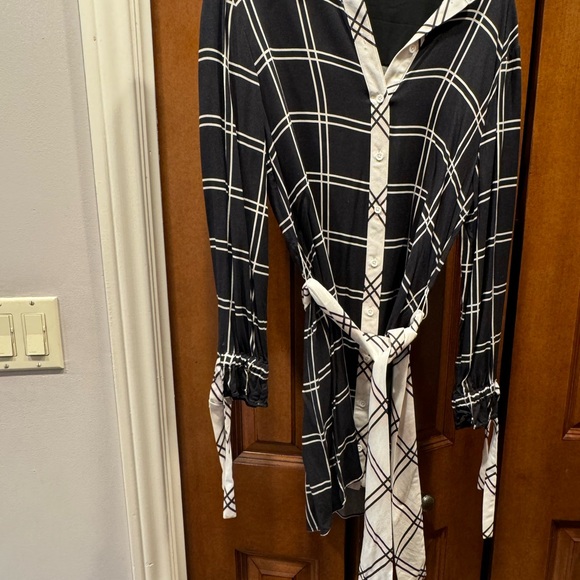 Alice + Olivia Dresses & Skirts - Alice + Olivia Black and White Plaid Long Sleeve Shirt Dress